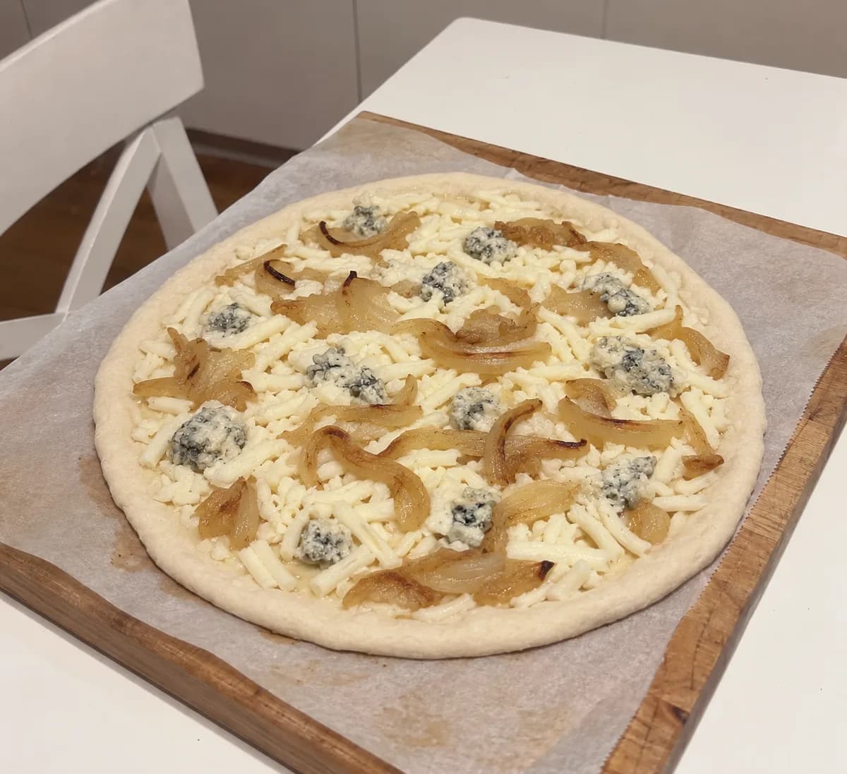 Gorgonzola, noix et oignon avant cuisson