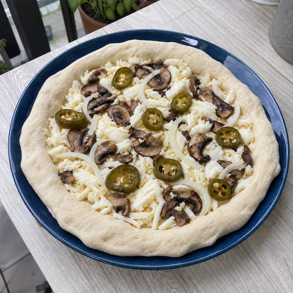 Pesto, grzyby i jalapeño przed pieczeniem