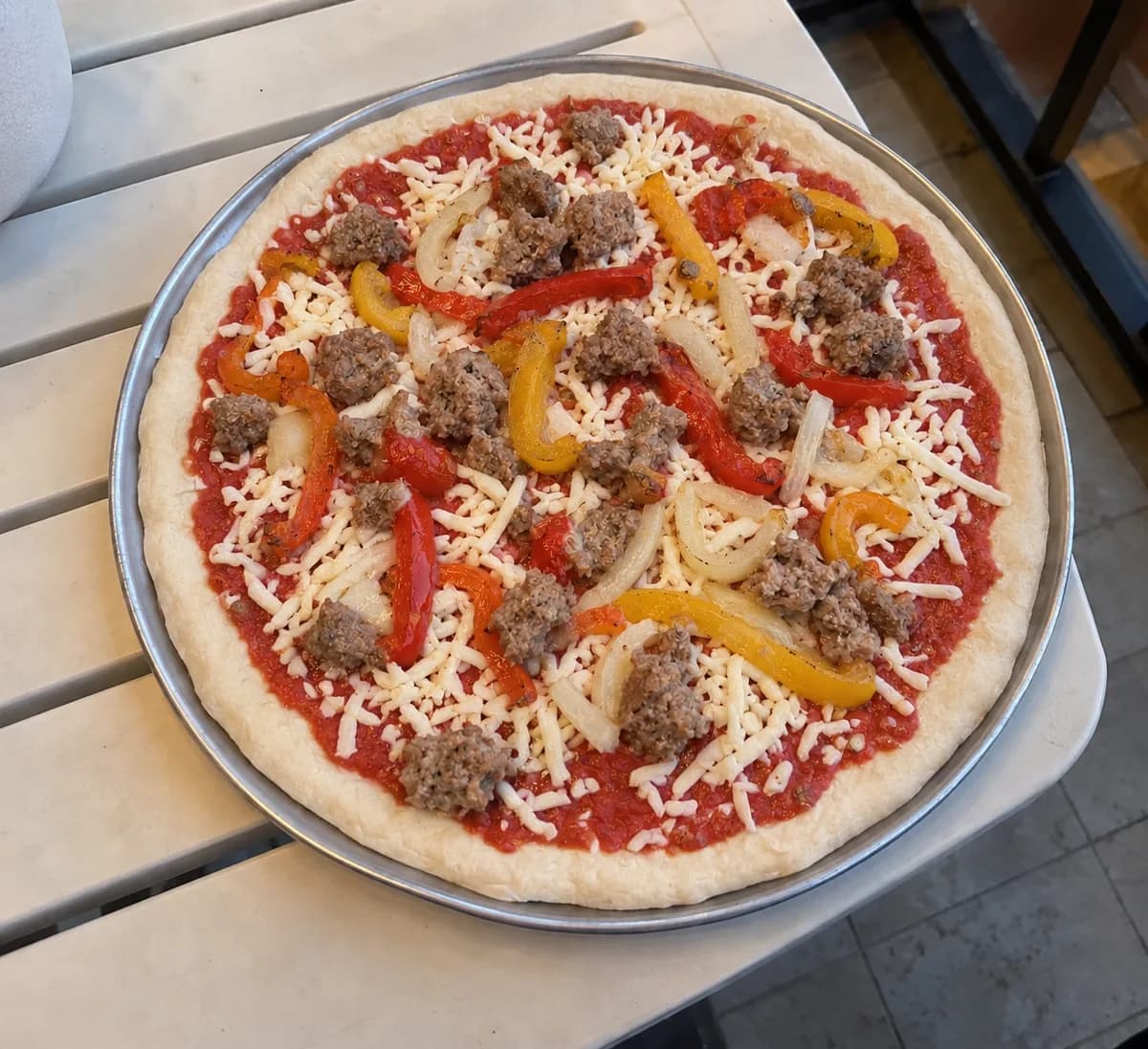 Salsiccia e Peperoni před pečením