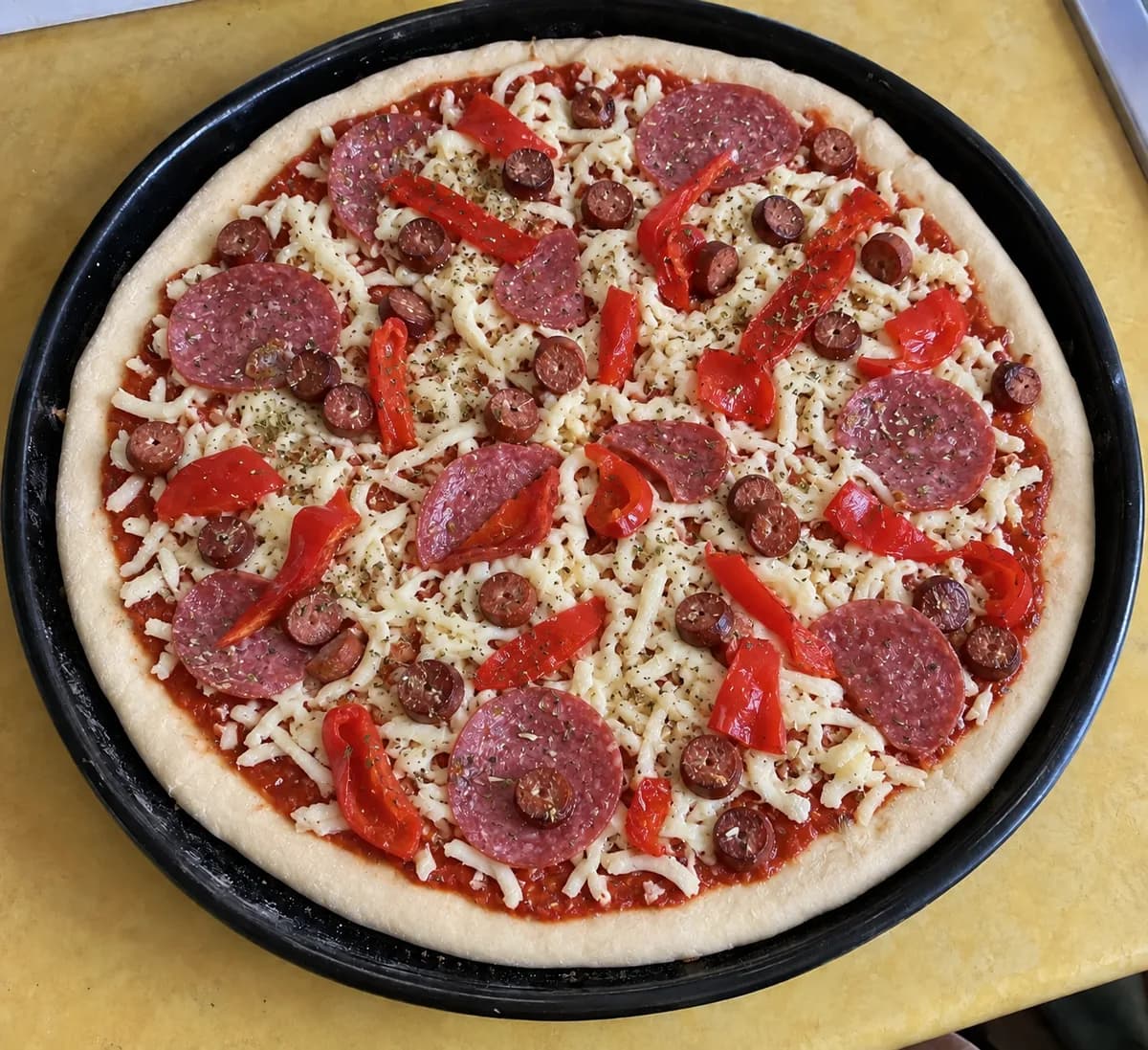 Salame, Kabanos e Peperoni Sottaceto prima della cottura