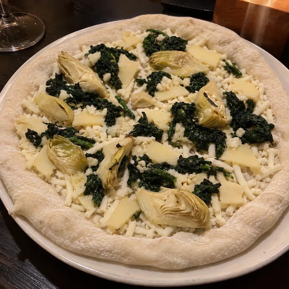 Kronärtskockor, spenat och rökt provolone. före gräddning