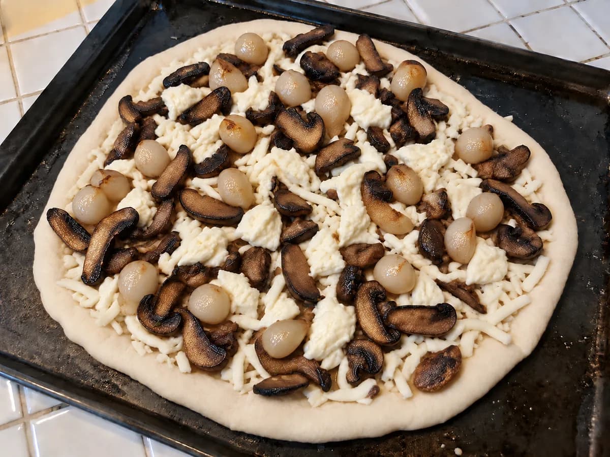 Pilze mit schwarzem Knoblauch-Aioli vor dem Backen