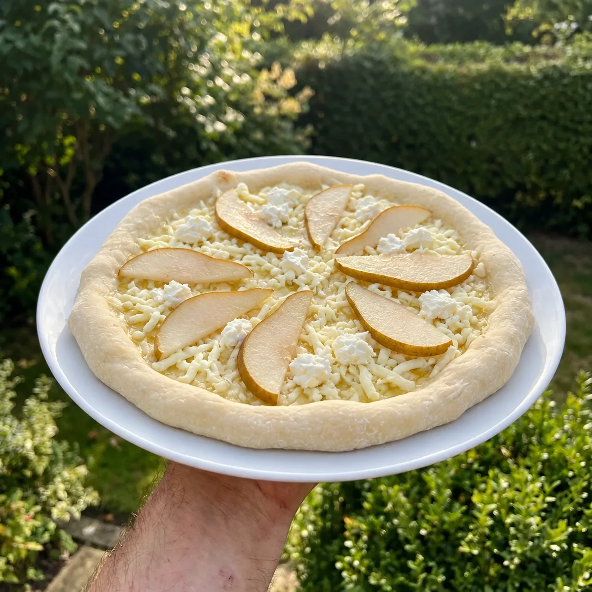 Pear, Goat Cheese & Hot Honey Pecan před pečením