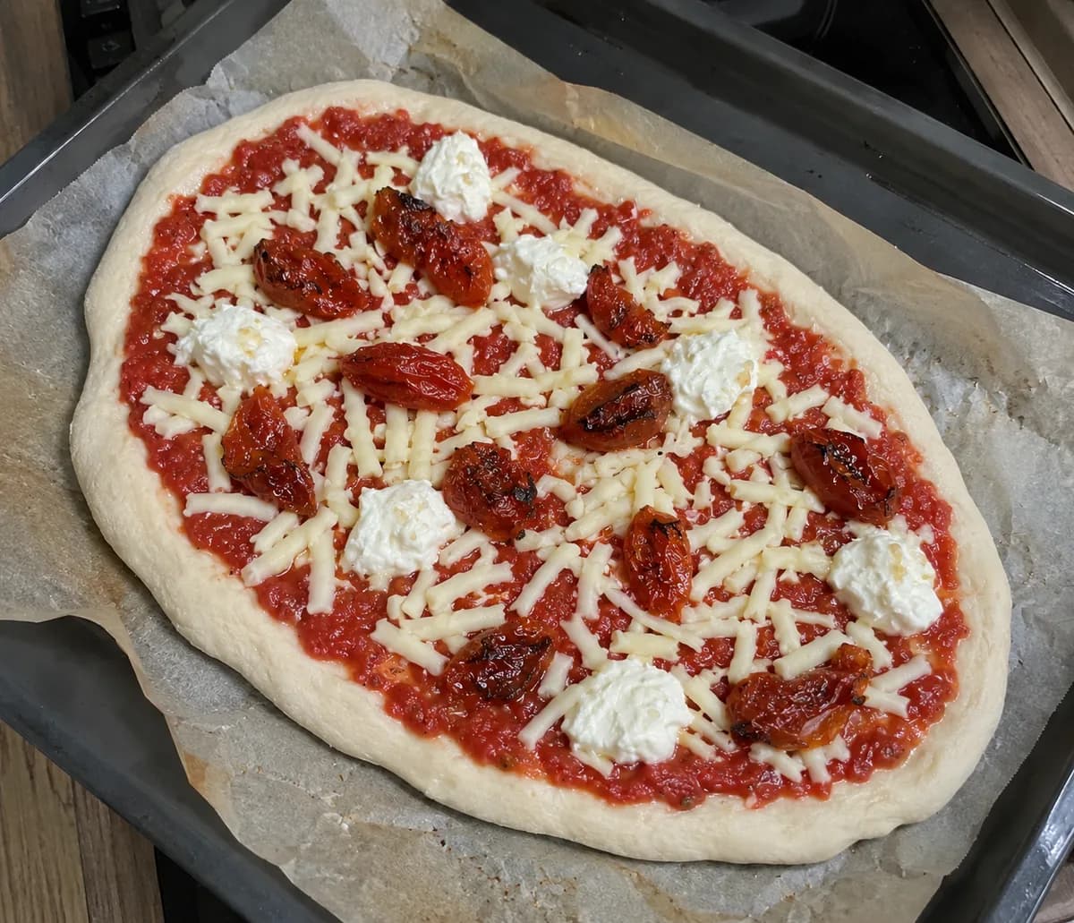 Capocollo, geröstete Tomaten und Frischkäse vor dem Backen
