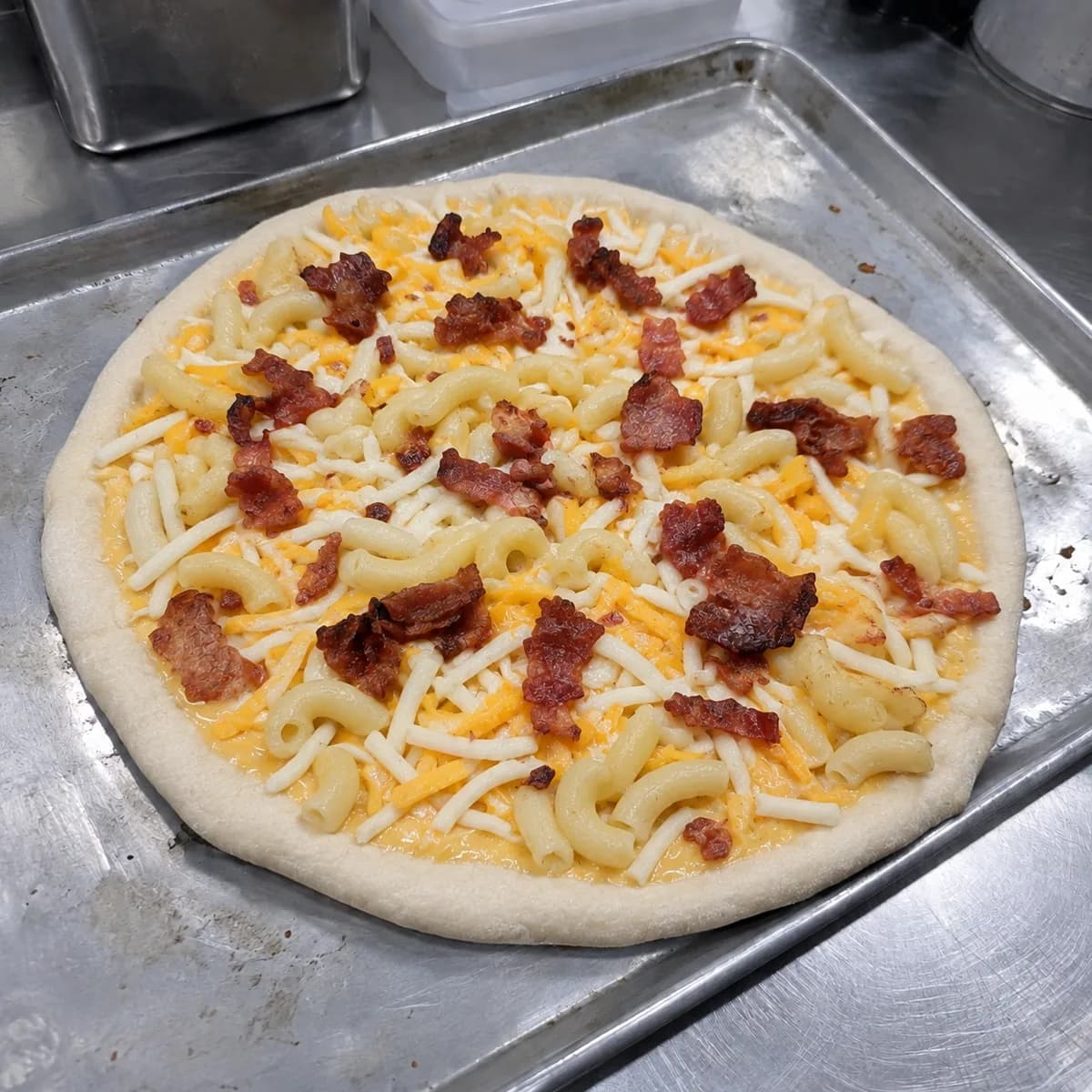 Mac & Cheese Pizza před pečením