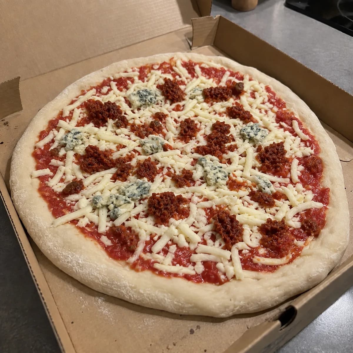 Nduja, Blue Cheese & Hot Honey před pečením