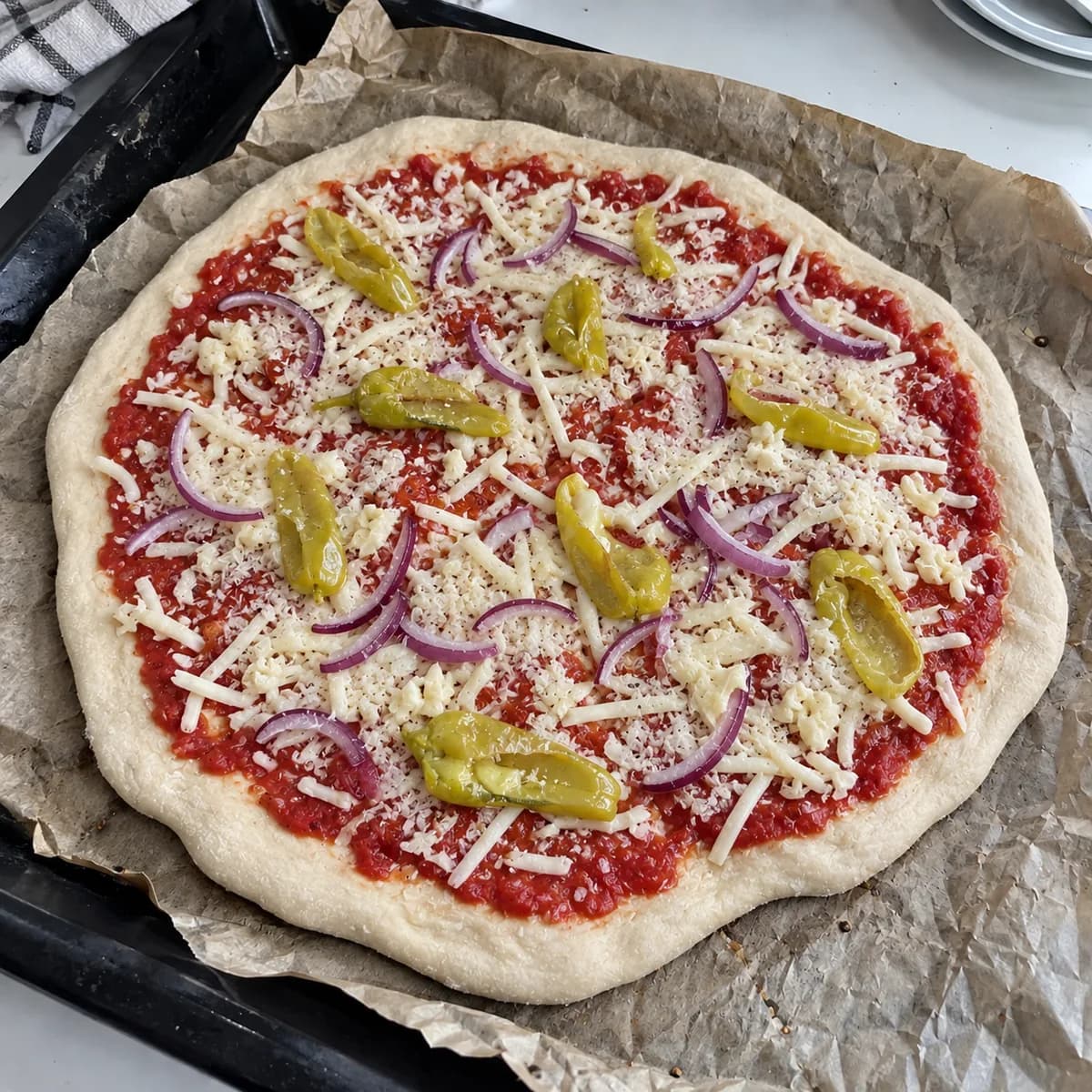Knoblauch mit Peperoncini vor dem Backen