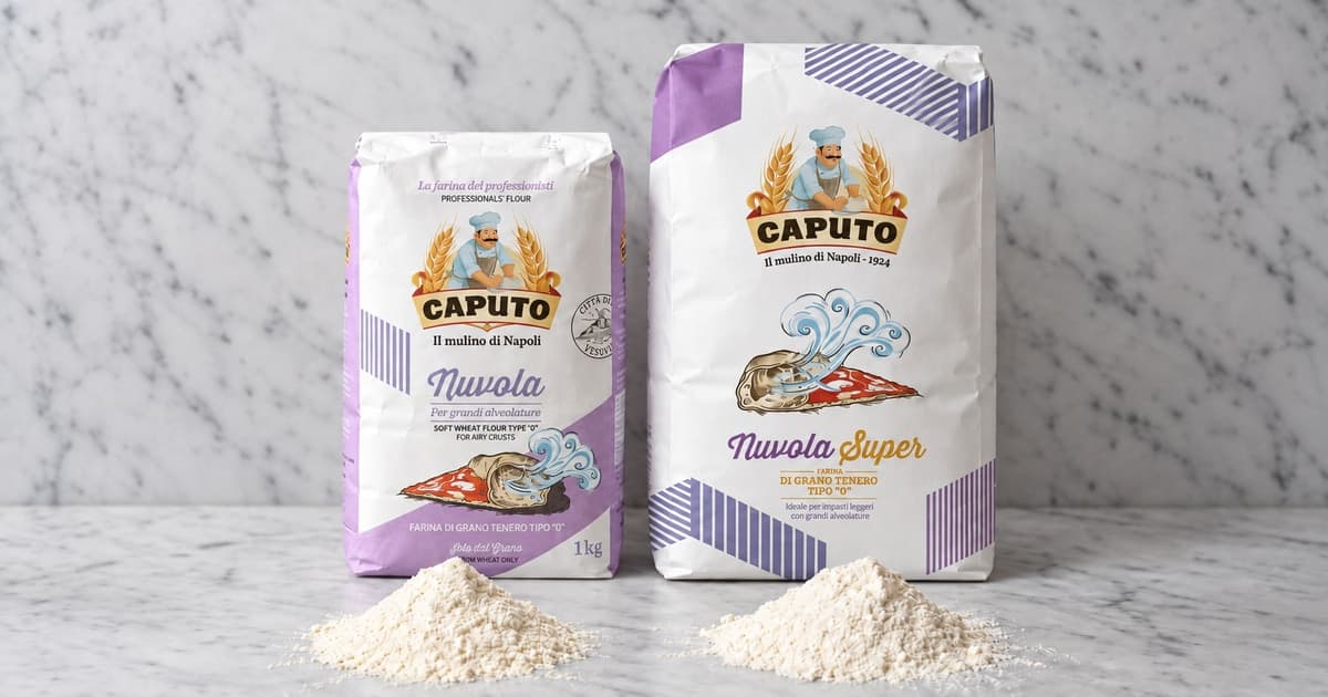 Ilustracja AI: worki Caputo Nuvola i Nuvola Super oraz dwie małe kupki mąki na marmurowym blacie